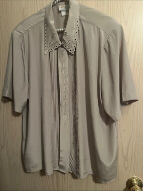 Embroidered Scallop-Collar Short-Sleeve Blouse — Light Taupe